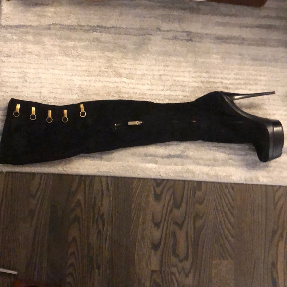 A pair of size 9 Rachel Zoe heal boots
